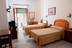 Chambre double ou avec lits jumeaux | Bureau, espace de travail pour ordinateurs portables