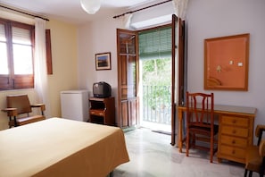 Desk, laptop workspace, free cots/infant beds, free WiFi - Hotel Central (Lanjaron)