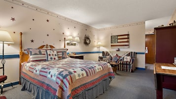 Une chambre à coucher avec un grand lit, un bureau, une chaise et une commode.