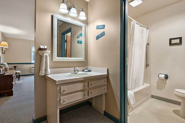 Double Room | Bathroom | Hair dryer, towels, shampoo