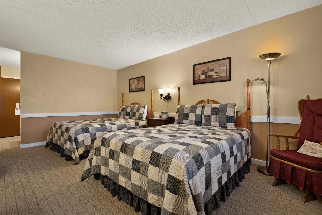 Habitación estándar, 2 camas Queen size | Tabla de planchar con plancha, wifi gratis y ropa de cama 