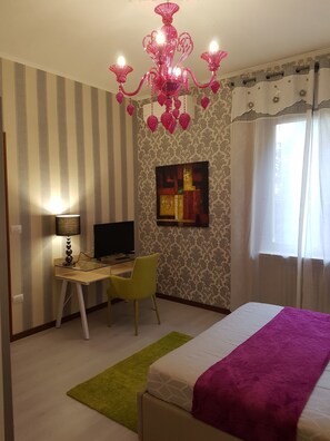 Caja de seguridad en la habitación y espacio para trabajar con laptop