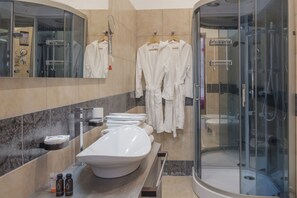 Double Room | Bathroom | Free toiletries, hair dryer, bathrobes, bidet