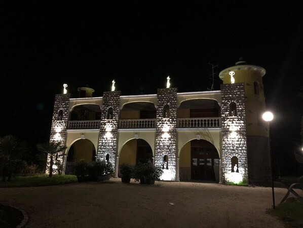 Fachada de la propiedad por la tarde o noche