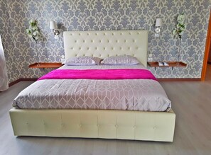 Suite – comfort, massasjebadekar | Safe på rommet, skrivebord for bærbar PC og wi-fi (inkludert)