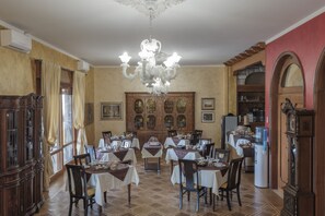 Desayuno bufé gratuito y diario