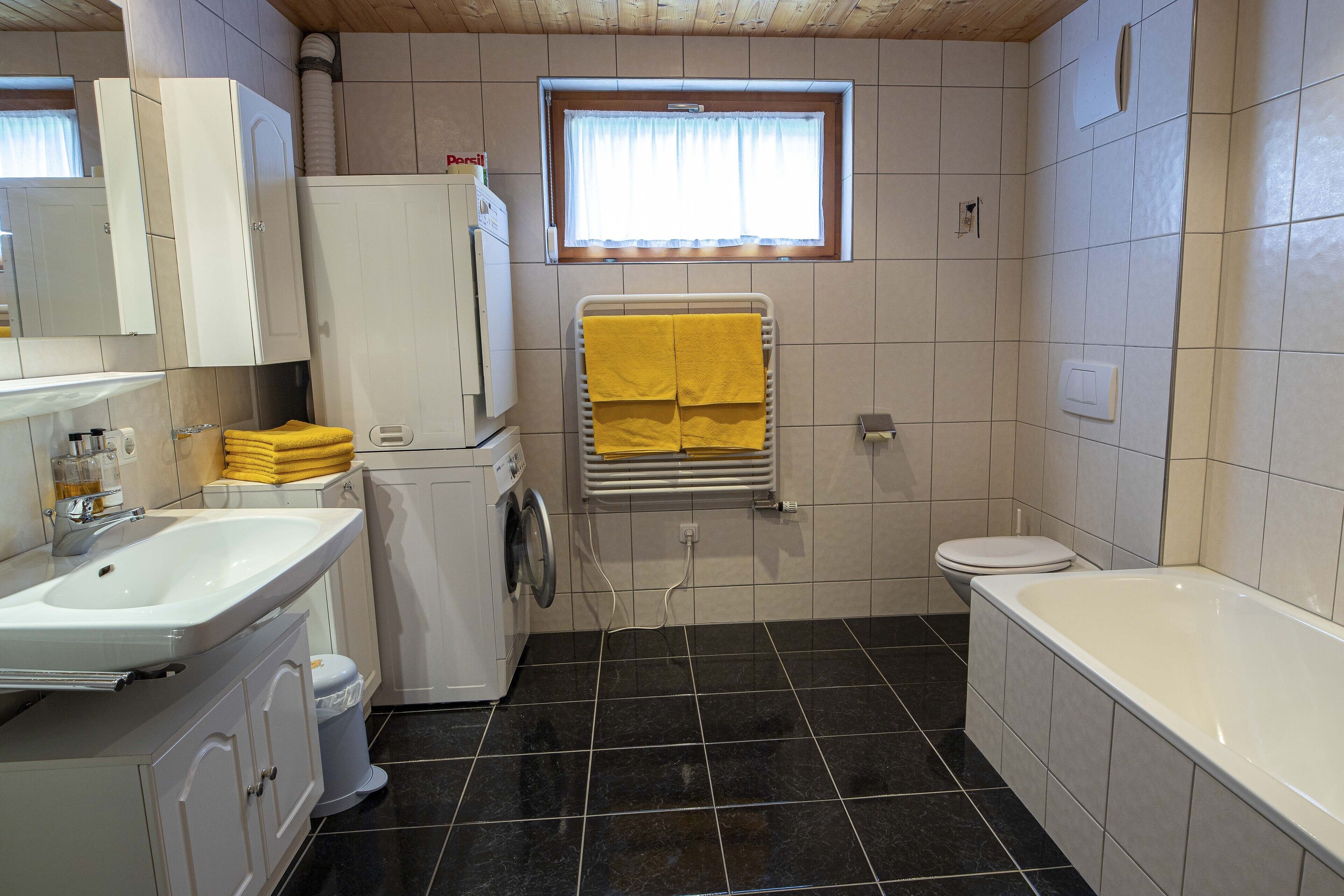 Une salle de bain avec un lavabo, des toilettes et une baignoire.