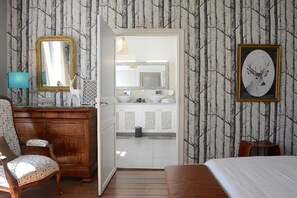 Triple Room (Lorsque la Douce Nuit) | Premium bedding, individually decorated, individually furnished, desk - Chambre d'hôtes La Tillaie (Pont l'Abbe d'Arnoult)