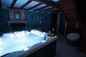 Indoor spa tub - Chambre d'hôtes La Tillaie (Pont l'Abbe d'Arnoult)