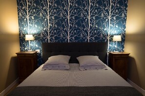 Double Room (Harmonie du Soir) | Premium bedding, individually decorated, individually furnished, desk - Chambre d'hôtes La Tillaie (Pont l'Abbe d'Arnoult)
