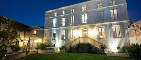 Façade de lâhĂ©bergement â soirĂ©e/nuit
