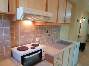 Economy Studio | Private kitchenette | Full-size fridge, oven, espresso maker, coffee/tea maker
