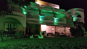 A building with a balcony and a sign that reads "Marathon Studios Mini Market". - Marathon Studios &Apartments (Zakynthos)