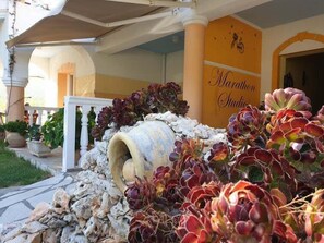 Courtyard - Marathon Studios &Apartments (Zakynthos)
