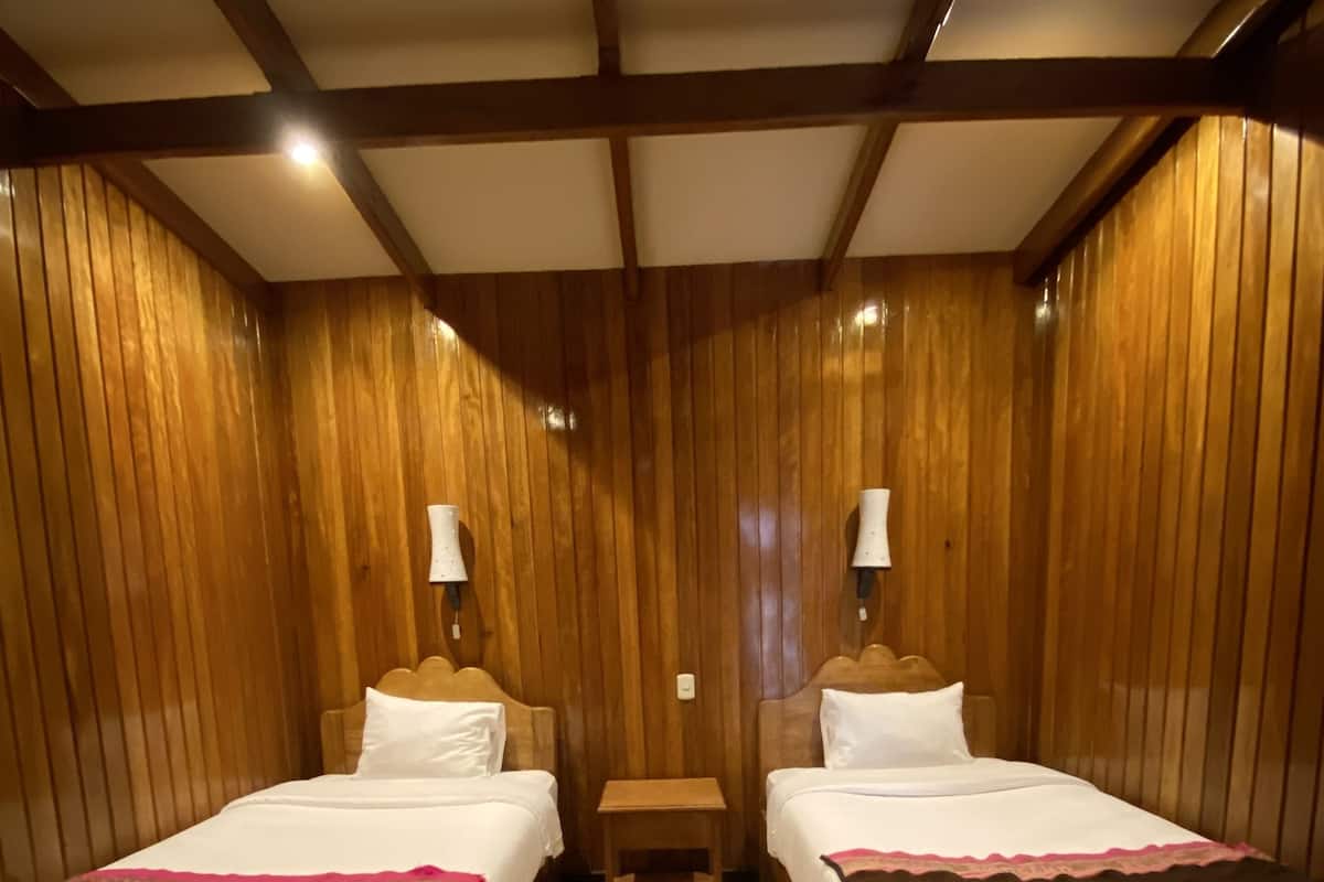 Twin Room, 2 Single Beds, Private Bathroom | Desk, laptop workspace, free WiFi, bed sheets