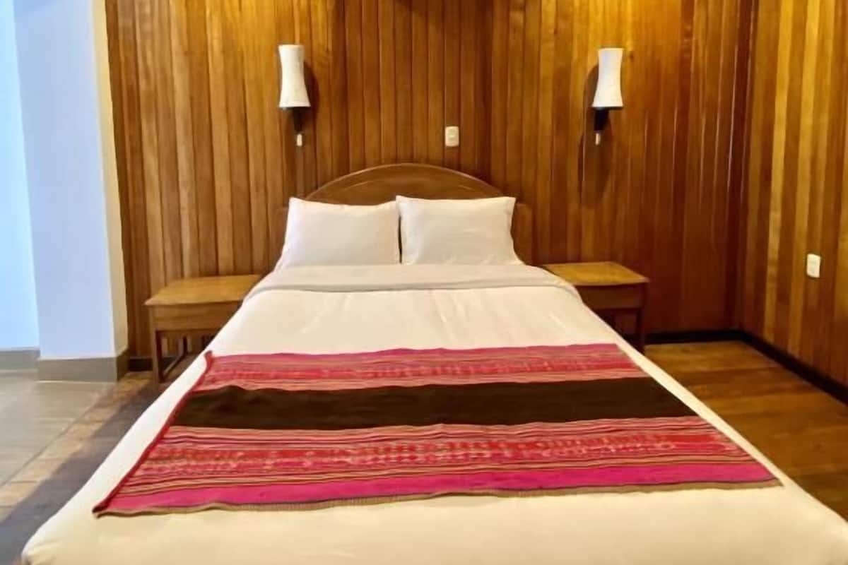 Double Room, 1 Queen Bed, Private Bathroom | Desk, laptop workspace, free WiFi, bed sheets