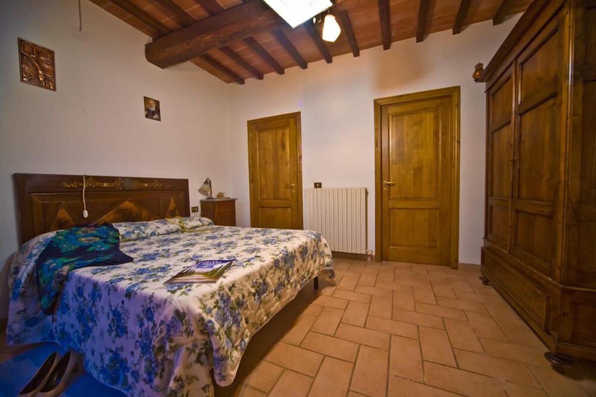 1 bedroom, desk, free cots/infant beds