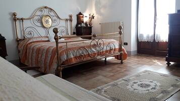 1 chambre, bureau, lits bébé (gratuits)