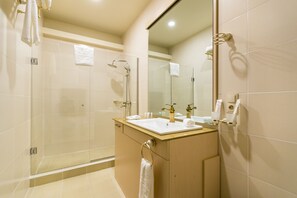 Shower, free toiletries, hair dryer, bathrobes - Pirimze Plaza (Tbilisi)