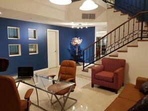 House | Living area | Flat-screen TV - Residencia a 100 mts del consulado (Ciudad Juárez)