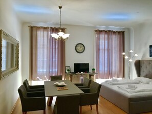 Exclusive Apartment, 2 Bedrooms, Bathtub (Residence TOP 308 incl. Extra Fees) | Living area | Flat-screen TV - United Homes Apartments Vienna (Vienna)