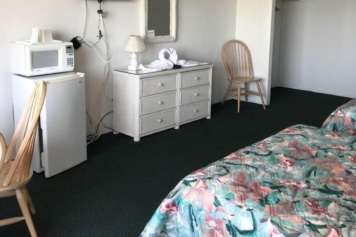 Standard Room, 2 Double Beds, Oceanfront, 3rd Floor | Blendingsgardiner, strykejern/-brett, wi-fi (inkludert) og sengetøy