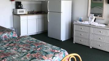 Standard-huone, 2 parisänkyä, keittotila, valtameren rannalla | Yksityinen keittonurkkaus | Jääkaappi, mikroaaltouuni