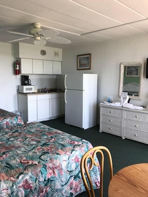 Standard Room, 2 Double Beds, Kitchenette, Oceanfront | Private kitchenette | Fridge, microwave - Gold Crest Motel (Wildwood Crest)