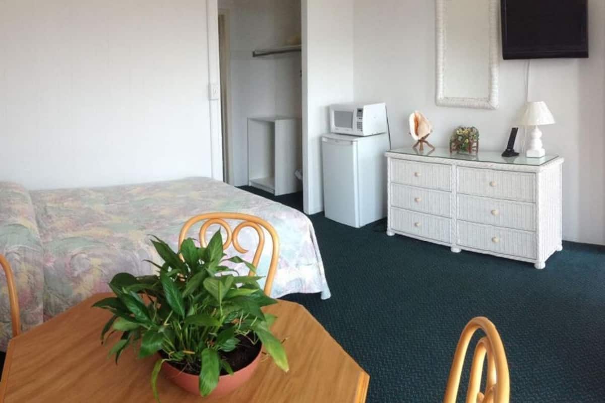 Suite, 1.5 Bedroom, Ocean View, 3rd Floor | Blendingsgardiner, strykejern/-brett, wi-fi (inkludert) og sengetøy