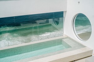 Una piscina al aire libre, tumbonas