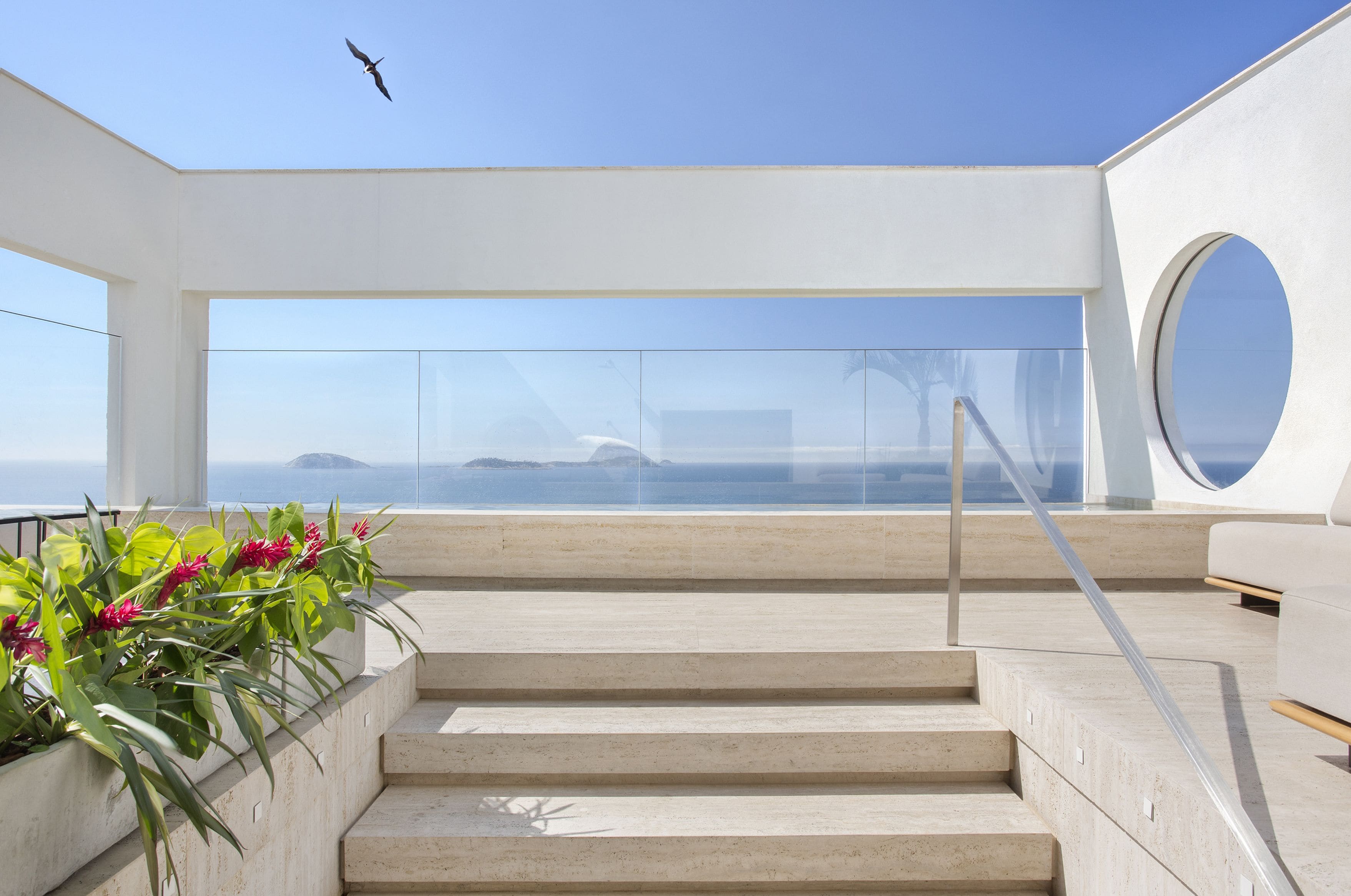 室外游泳池，日光浴躺椅