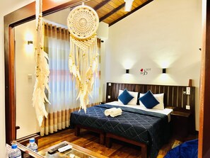 Minibar, in-room safe, desk, laptop workspace - Cozy Sea View Inn (Hikkaduwa)