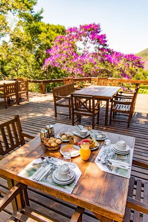Free daily continental breakfast - Pousada das Araras (Petrópolis)