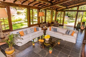 Télévision LED de 32 pouces avec chaînes par câble