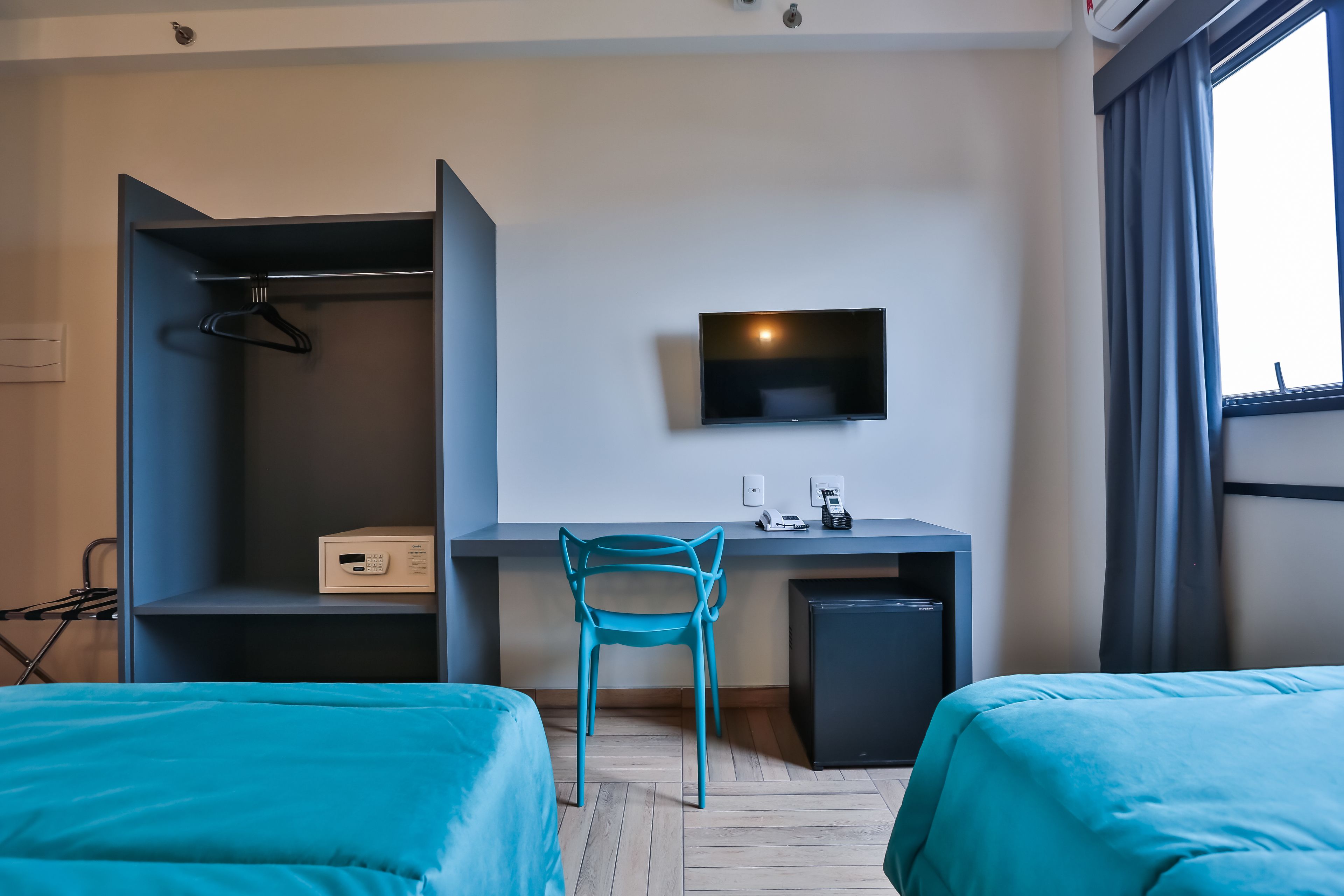 standard room, 2 single beds | minibar, in-room safe, desk, laptop workspace