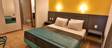 Standardzimmer, 1 Queen-Bett | Minibar, Zimmersafe, Schreibtisch, laptopgeeigneter Arbeitsplatz