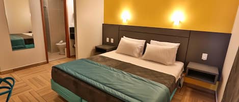 Quarto standard, 1 cama Queen | Frigobar, cofres nos quartos, escrivaninha