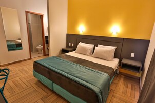 Minibar, caja de seguridad en la habitación y escritorio 