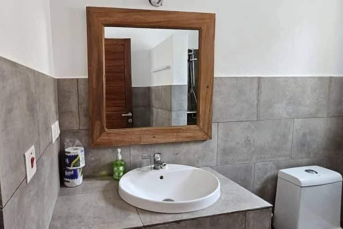 Neljän hengen deluxe-huone, 1 makuuhuone | 1 makuuhuone, ylelliset vuodevaatteet, tallelokero huoneessa