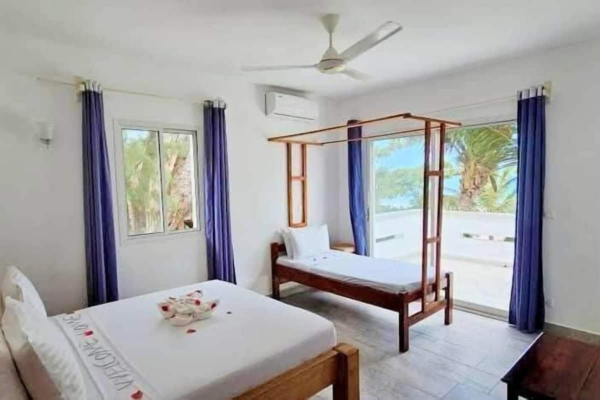 Kahden hengen superior-huone, 1 makuuhuone, rantanäköala | 1 makuuhuone, ylelliset vuodevaatteet, tallelokero huoneessa