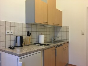 Economy Apartment, 1 Bedroom, Private Bathroom (Holiday TOP 5 incl. Extra Fees) | Private kitchen | Fridge, microwave, coffee/tea maker - United Homes Apartments Vienna (Vienna)