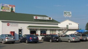 A motel with a green roof, a Coca-Cola sign, and a sign for The Brookside Inn. - Brookside Inn (Smyrna Mills)