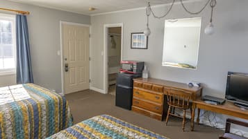Quarto standard, 2 camas de casal, para não fumantes | Individualmente decorados, individualmente mobiliados, escrivaninha