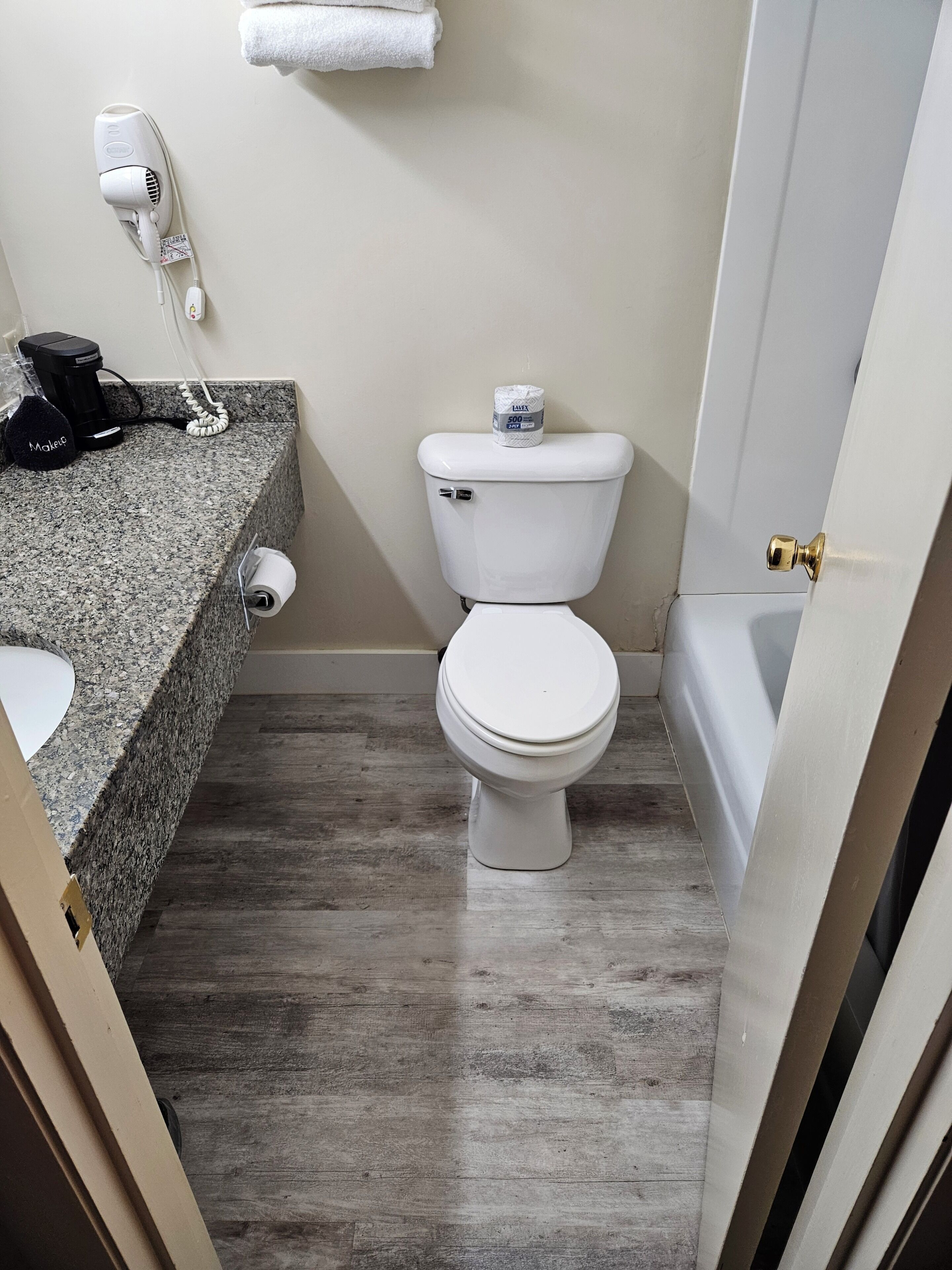 Standard Room, 2 Double Beds, Non Smoking | Bathroom | Combined shower/bathtub, free toiletries, hair dryer, towels
