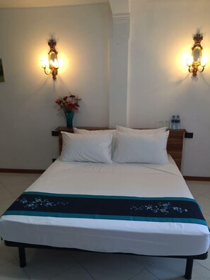 Escritorio, tabla de planchar con plancha y wifi gratis 