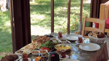 Daily local cuisine breakfast (TRY 400 per person)