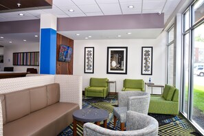 Lobby sitting area - Holiday Inn Express & Suites Bensenville - O'Hare by IHG (Bensenville)