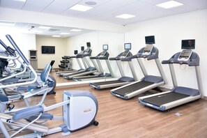 A gym with multiple treadmills, stationary bikes, and elliptical machines. - Holiday Inn Express & Suites Bensenville - O'Hare by IHG (Bensenville)