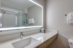 Banyera i dutxa independents i articles de tocador gratuïts 