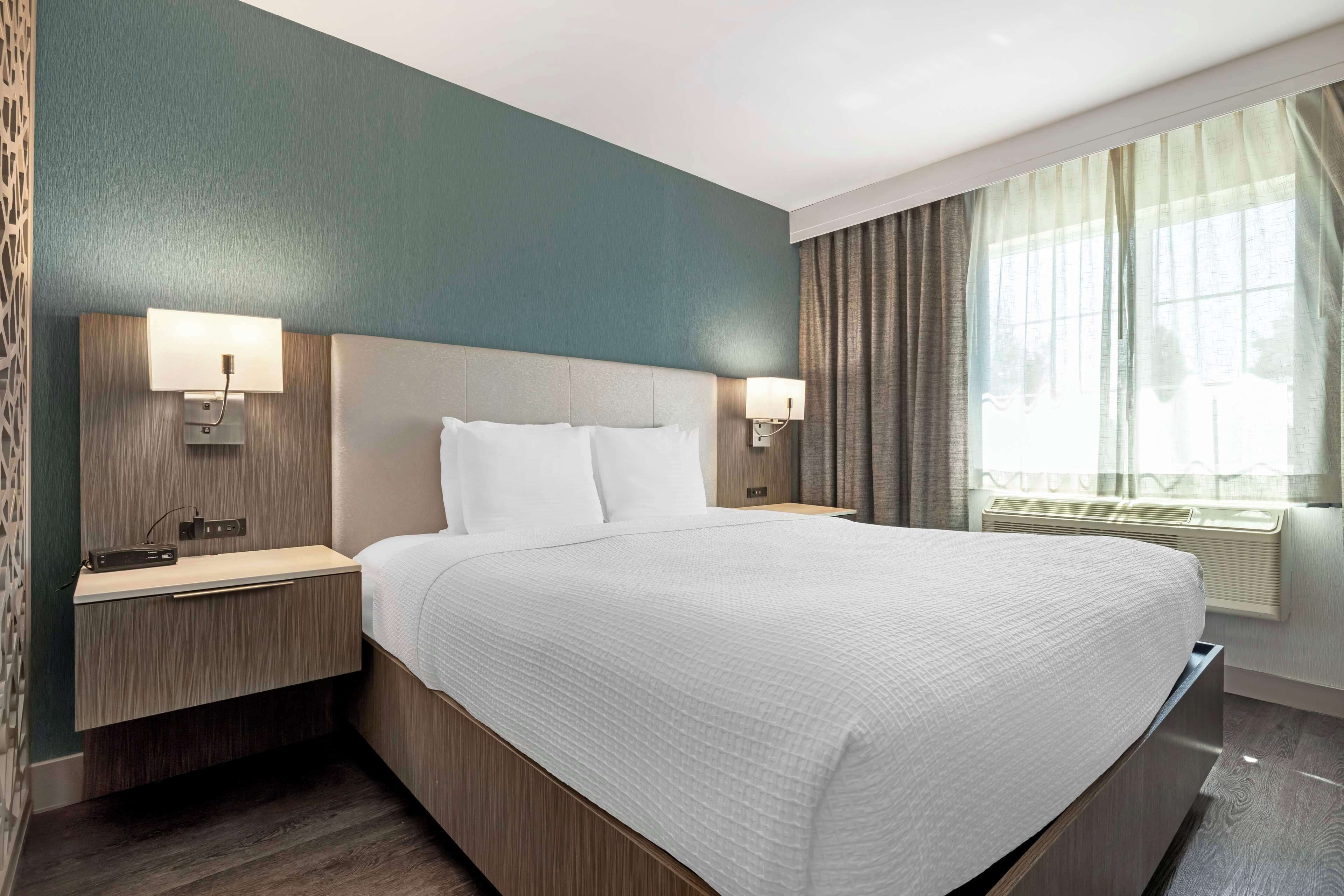 suite, 1 king bed, non smoking, refrigerator & microwave | pillow-top beds, in-room safe, desk, laptop workspace